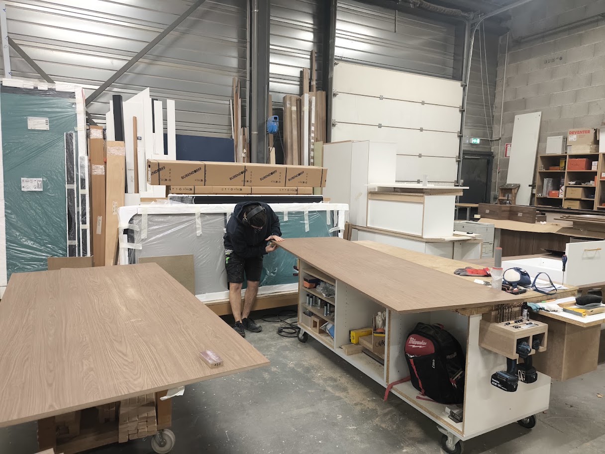 Vue large de l’atelier Menuiserie Munoz et fabrication d’agencements